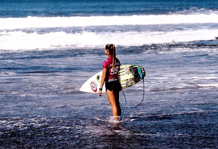 Brisa Hennessy cae ante Caroline Marks en el Surf City El Salvador Pro