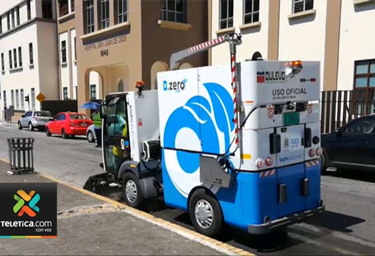 Dos lavadoras de la Municipalidad de San José desinfectan cercanías de clínicas y hospitales