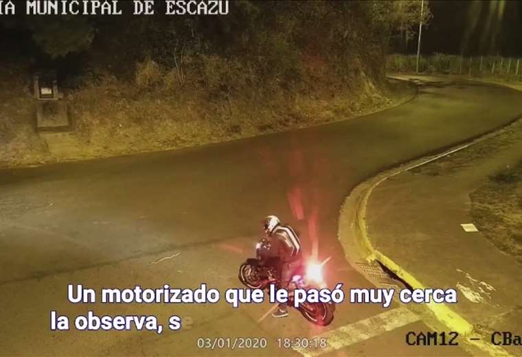 Motociclista se convierte en héroe al rescatar culebra y evitar que muriera atropellada en Escazú