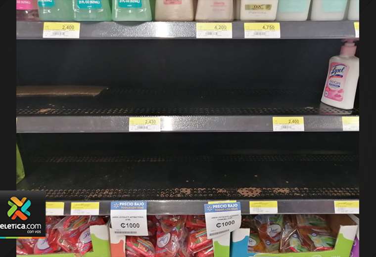 Walmart reporta existencias agotadas de jabón antibacterial y alcohol en gel en la mayoría de sus supermercados
