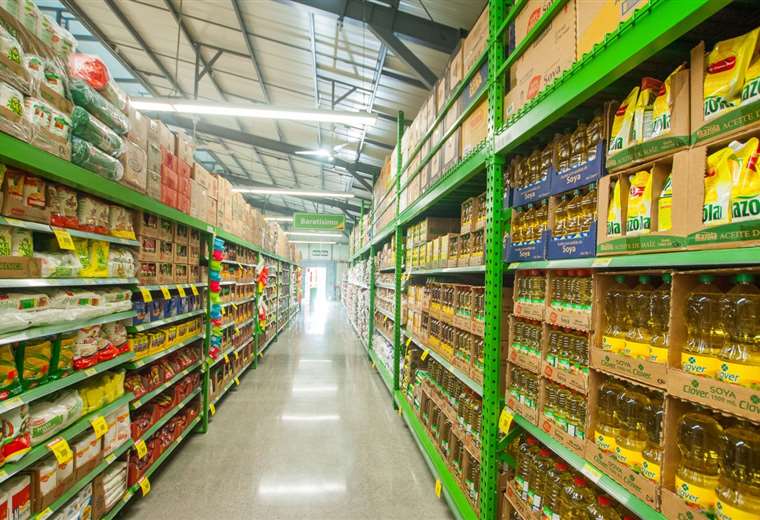 Supermercados adaptan horarios a restricciones de Semana Santa