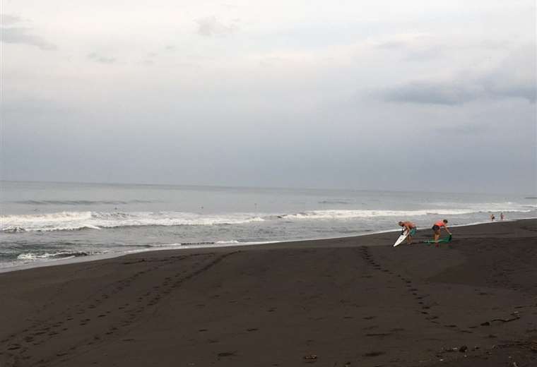 Decenas de surfos aprovechan la apertura de playas y se tiran al mar