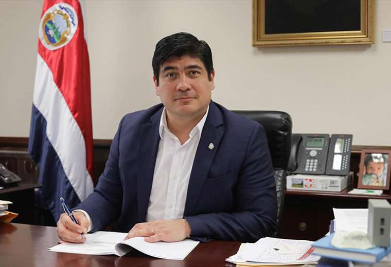 Presidente Alvarado firma ley que frena usura en Costa Rica