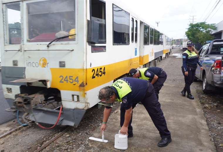 Policía Municipal de San José inició demarcación de distancia en paradas del tren