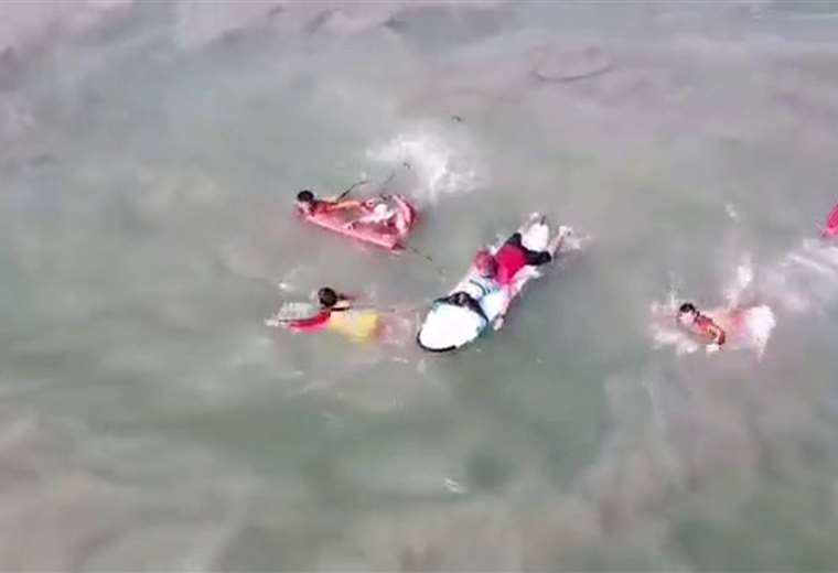 Filman rescate de familia arrastrada por la corriente en Quepos