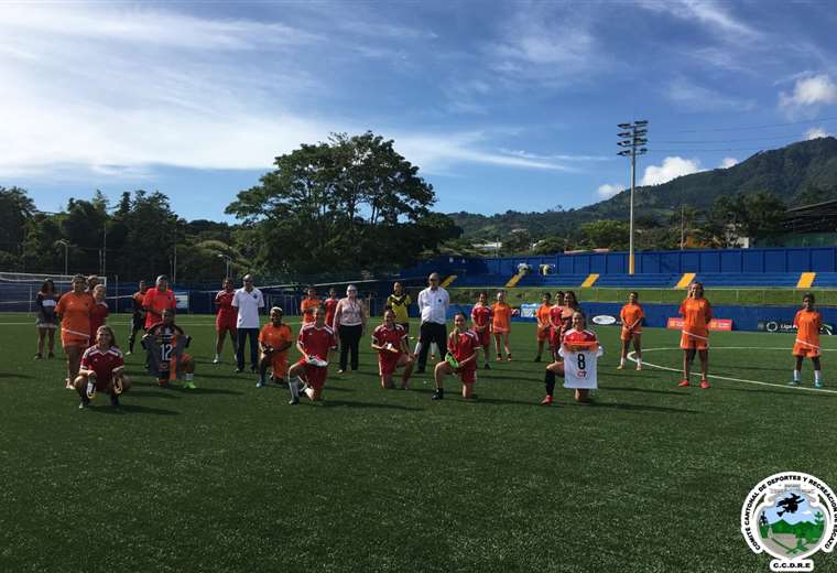 Comité Cantonal de Escazú dona implementos deportivos a Dimas