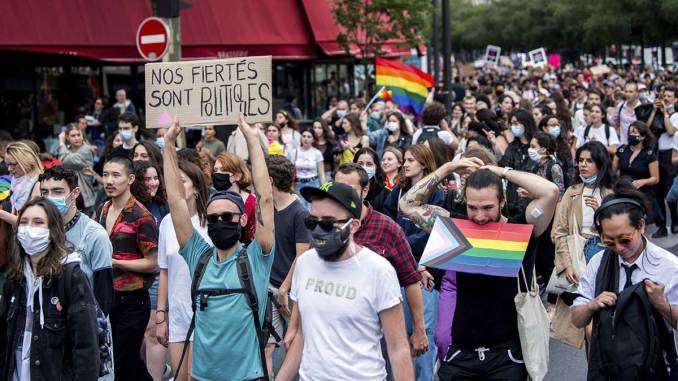 Marcha del Orgullo Gay reúne a miles de manifestantes en París