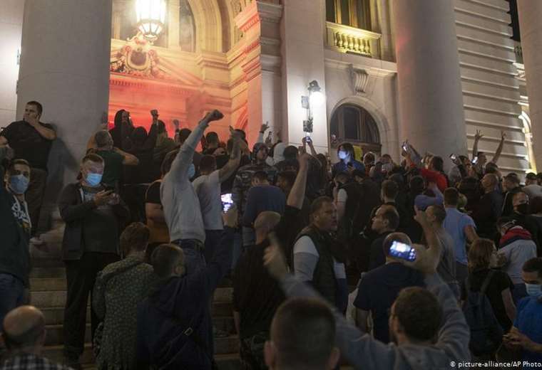 Violenta manifestación en Belgrado contra posible toque de queda