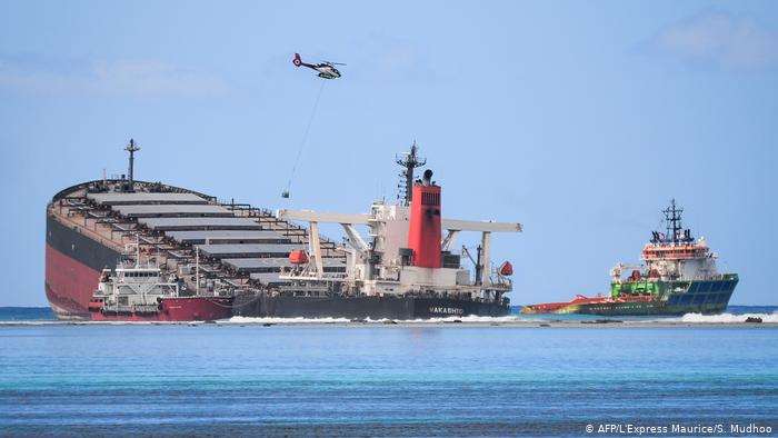 Se parte en dos el buque que vertió petróleo en aguas de Mauricio