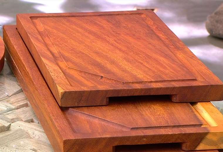 Le mostramos tablas de madera hechas a mano