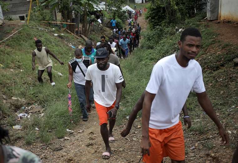 Aumenta la tensión en campamento de migrantes varados en Panamá