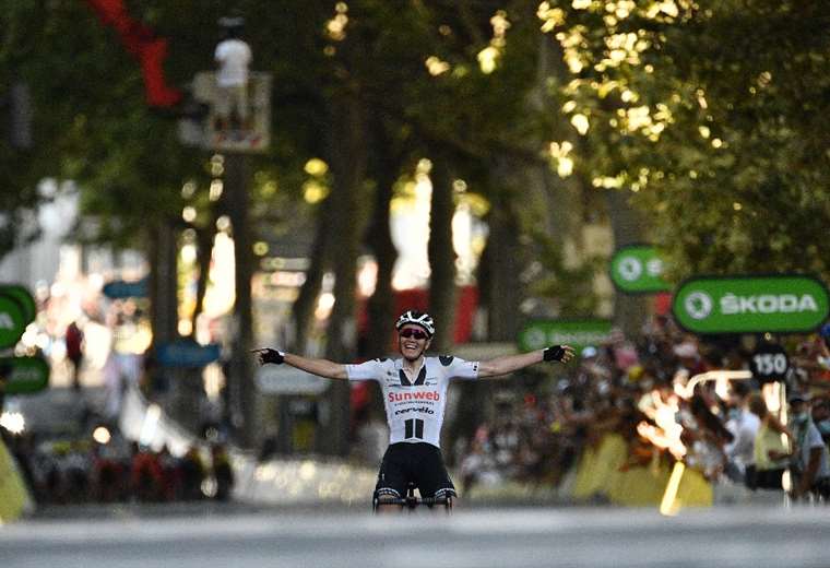 Roglic sigue líder del Tour; Amador se mete en los 100 primeros