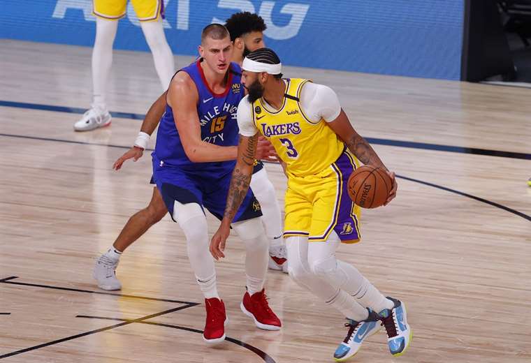 Lakers machacan a los Nuggets y se ponen 1-0 en final del Oeste
