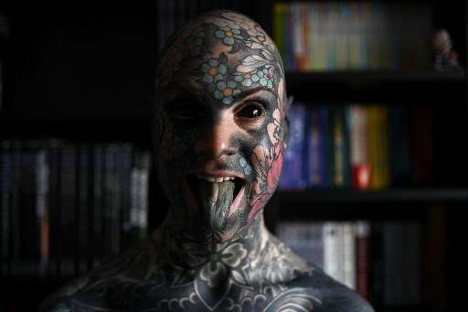 Hombre se tatúa hasta el blanco de los ojos y causa estupor en Francia