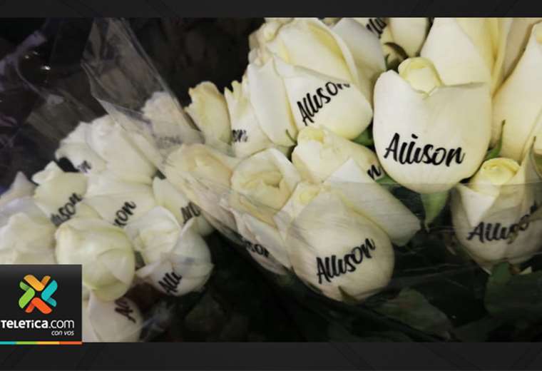 Productor donó 800 rosas para recordar a Allison en vigilia
