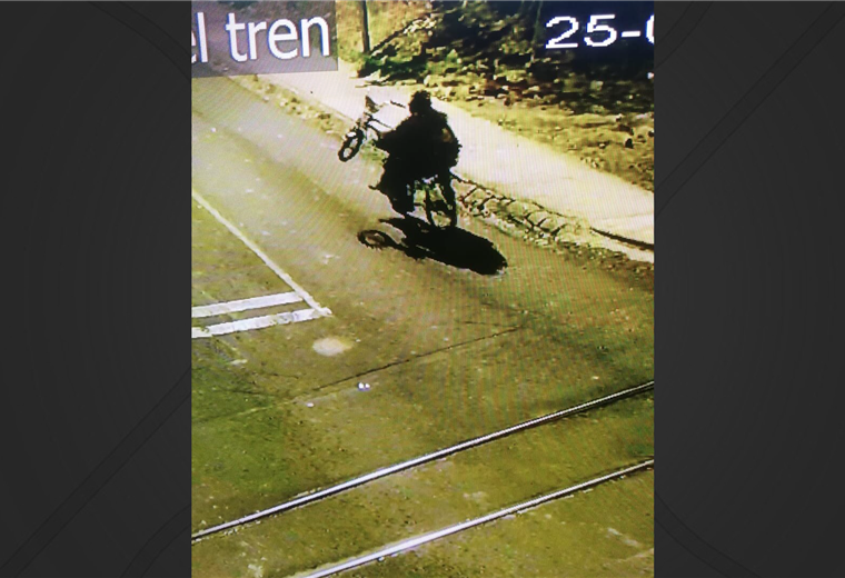 Video: cámara municipal capta a ladrones huyendo con triciclo 