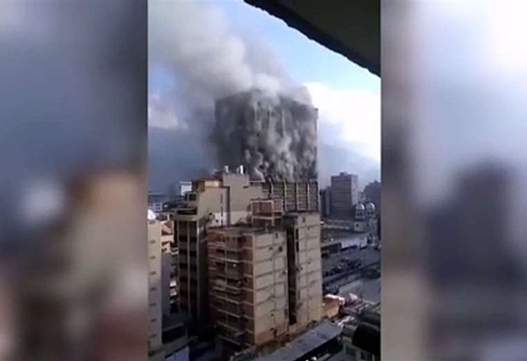 Video: gran incendio consume Ministerio de Educación de Venezuela