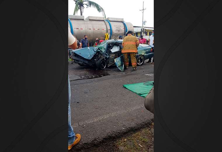Violento choque entre automóvil y cisterna dejó dos personas heridas en Esparza
