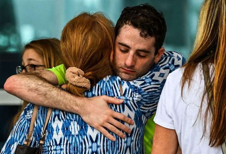 Familiares de muertos en derrumbe de Miami batallan para que no construyan en el terreno