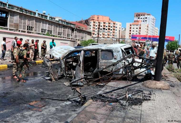 Coche bomba mata a seis personas al paso del convoy del gobernador de Adén en Yemen