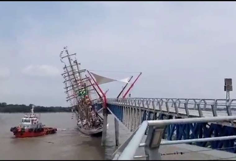 Video: buque escuela de la Marina de Brasil choca contra puente en Ecuador
