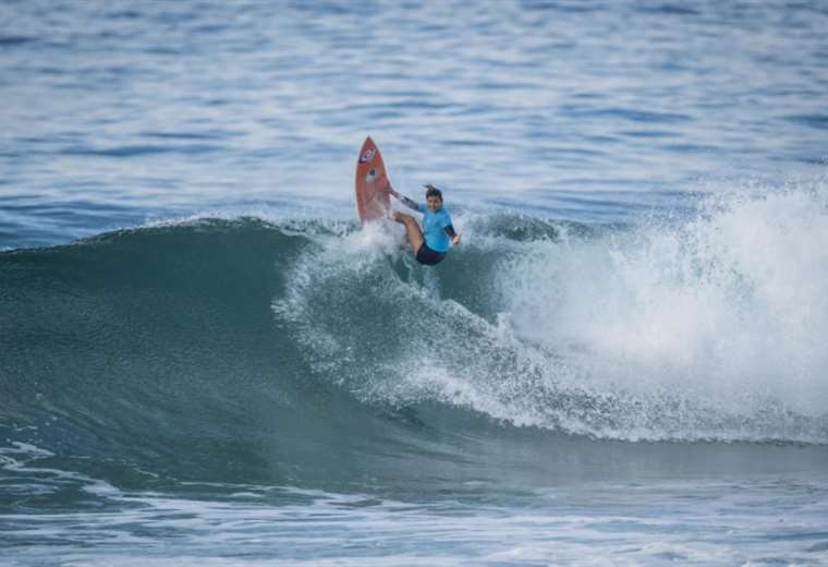 Surfista Brisa Hennessy se luce al conseguir importante título en Francia