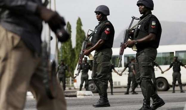 Al menos 575 presidiarios se fugan de una prisión atacada en Nigeria