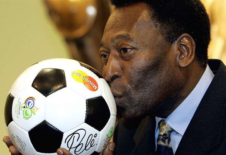 Pelé seguirá internado en el hospital debido a infección urinaria