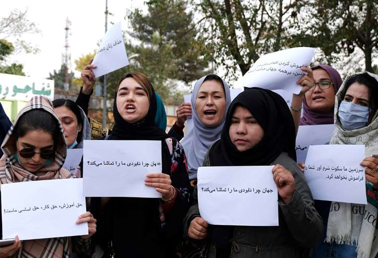 Mujeres afganas se manifiestan en Kabul para denunciar "silencio" internacional