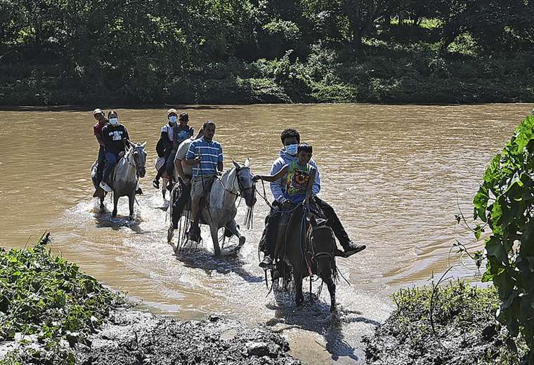 A caballo y en balsas, nicaragüenses cruzan hacia Honduras buscando vacuna anticovid