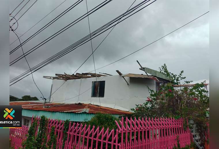 Video: torbellino destecha varias casas en Cartago
