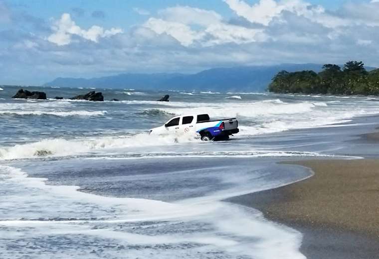 Carro del Ministerio de Salud se pierde entre las olas durante una gira