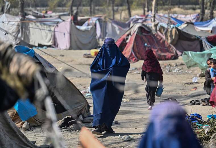 Talibanes prohíben a las mujeres viajar sin un hombre acompañante