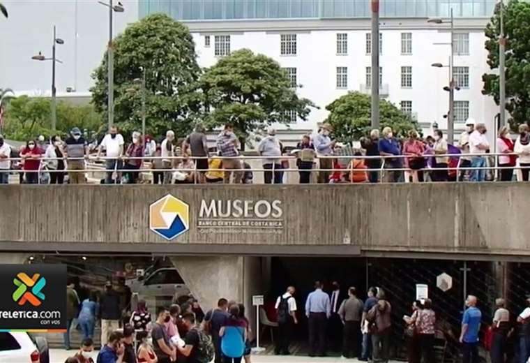 Ciudadanos hacen largas filas para adquirir moneda de ₡500 del Bicentenario