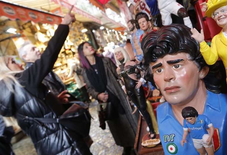 En Nápoles, el culto al 'Dios' Maradona sigue presente por toda la ciudad