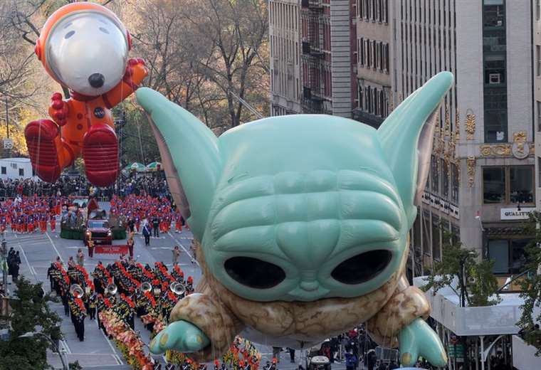 Baby Yoda y Snoopy entusiasman en desfile de Acción de Gracias en EE. UU.