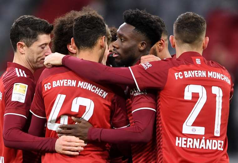 Bayern consolida su liderato con un histórico Manuel Neuer