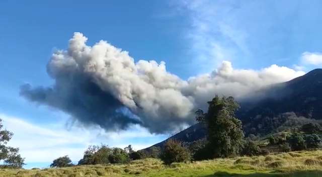 Video: ceniza del Volcán Turrialba llegó hasta Atenas, Alajuela