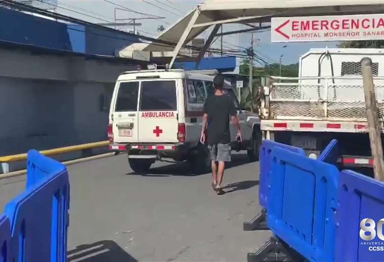 Ambulancia lleva 15 horas "varada" por falta de camillas en hospital de Puntarenas
