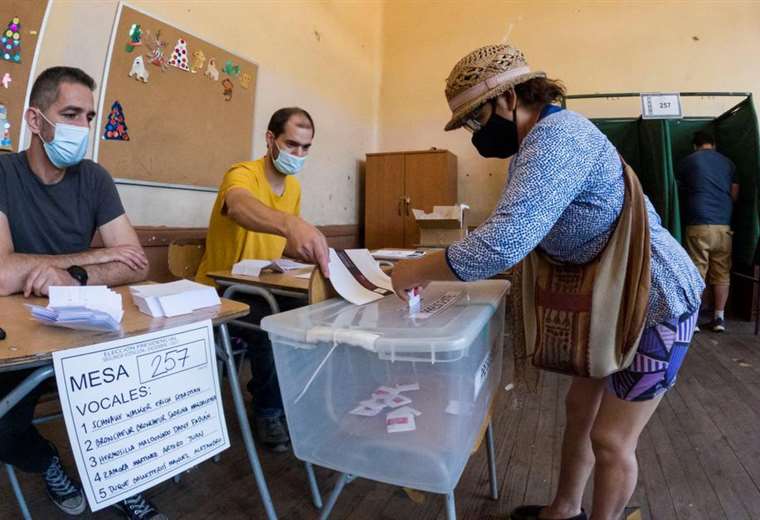 Chile comienza conteo de votos en crucial elección entre proyectos opuestos