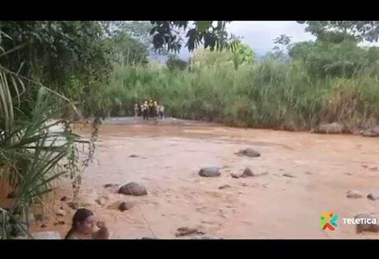 Video: Bomberos rescató a cinco personas que quedaron atrapados en isla tras crecida de río