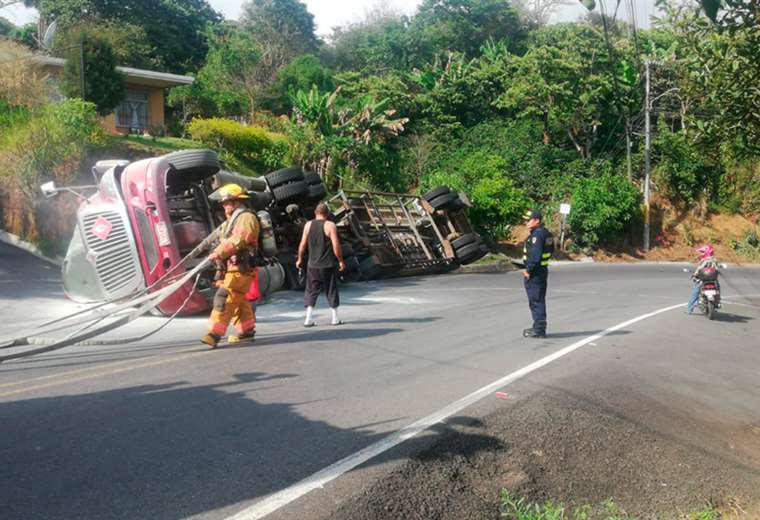 Videos: Vuelco de camión cisterna provocó derrame de 6 mil litros de diésel en Naranjo