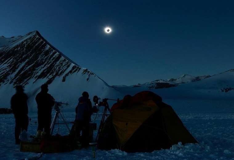Eclipse solar total: las extraordinarias fotos del evento visto desde la Antártida