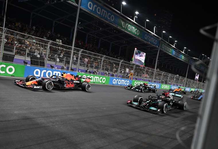 F1: Hamilton gana caótico GP de Arabia e iguala a puntos con Verstappen antes de última carrera