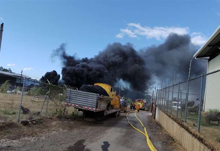 Video: incendio consume bodega con material de reciclaje en Alajuela