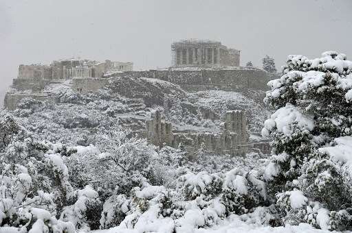 Acrópolis de Atenas se despierta bajo un manto de nieve