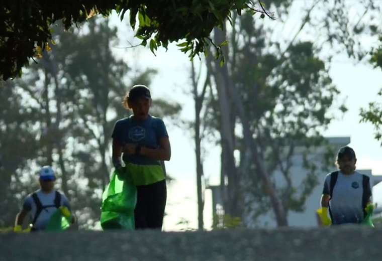 Corredores aficionados recogen basura en su recorrido