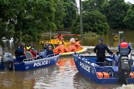 Australianos atrapados por inundaciones son evacuados en helicópteros y lanchas