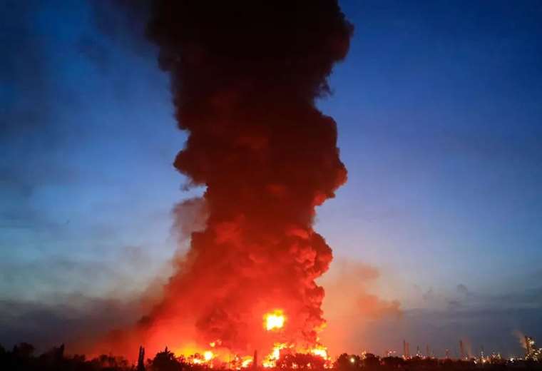 Enorme incendio en una refinería de Indonesia