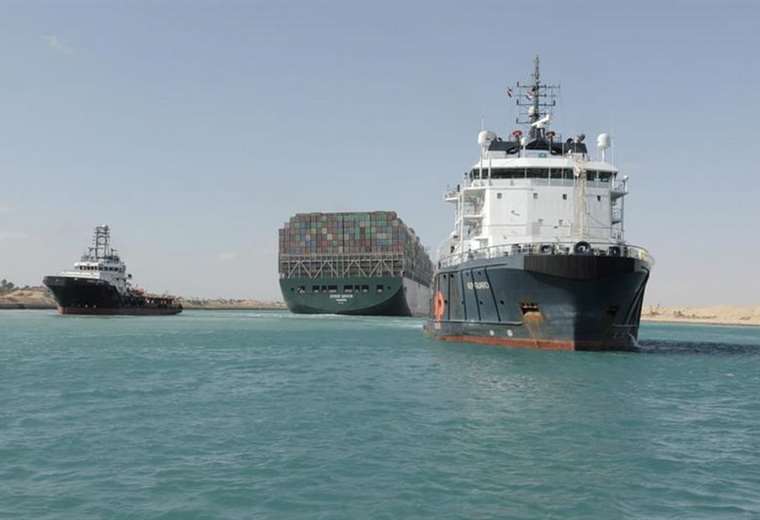 Se reanuda tránsito de barcos tras desbloqueo del Canal de Suez
